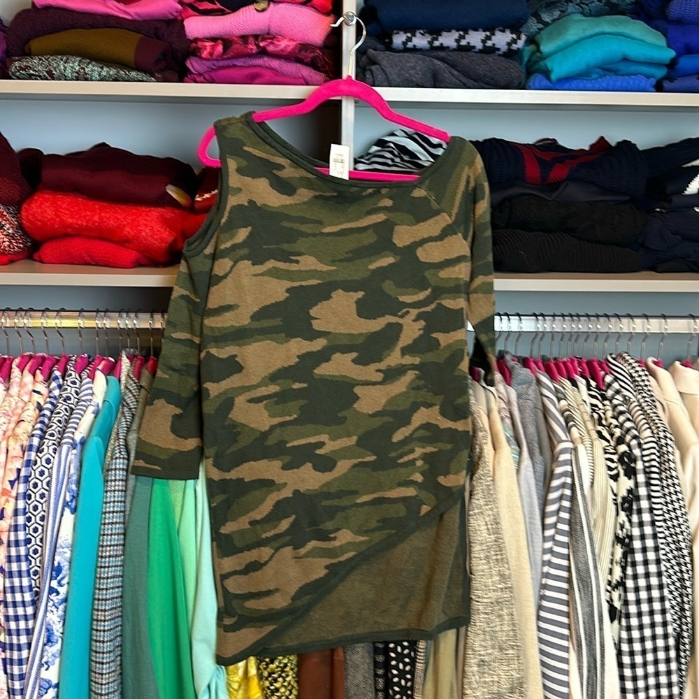 NY & Co green/tan camouflage cold shoulder asymmetrical sweater size XS NWT